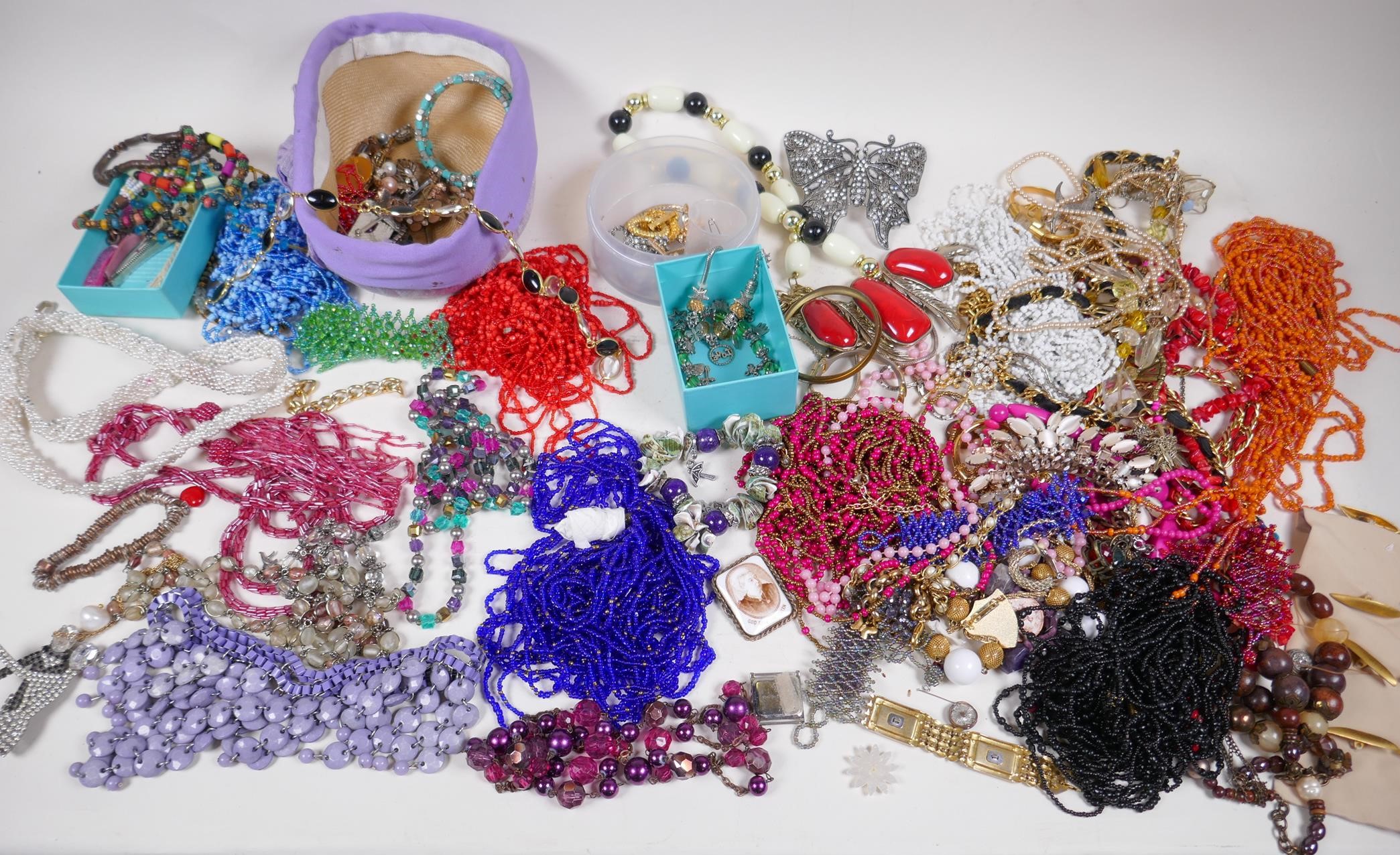 A quantity of costume jewellery