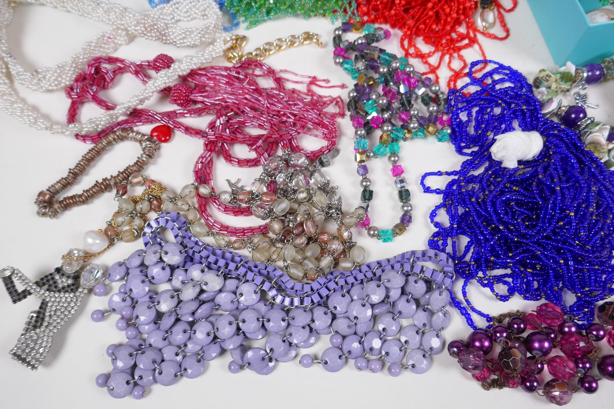 A quantity of costume jewellery - Image 8 of 9