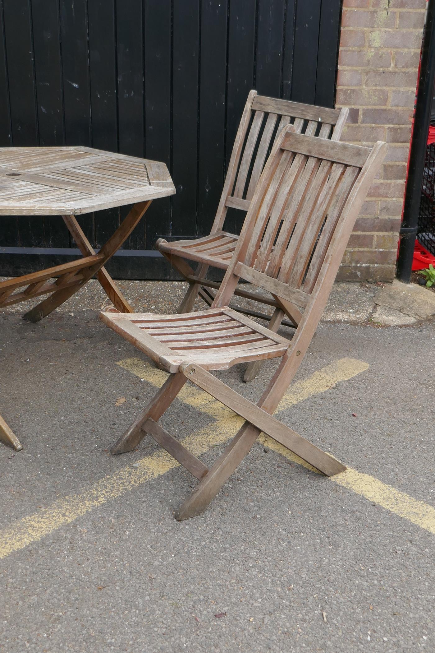 A teak garden table and four folding chairs - Image 2 of 3