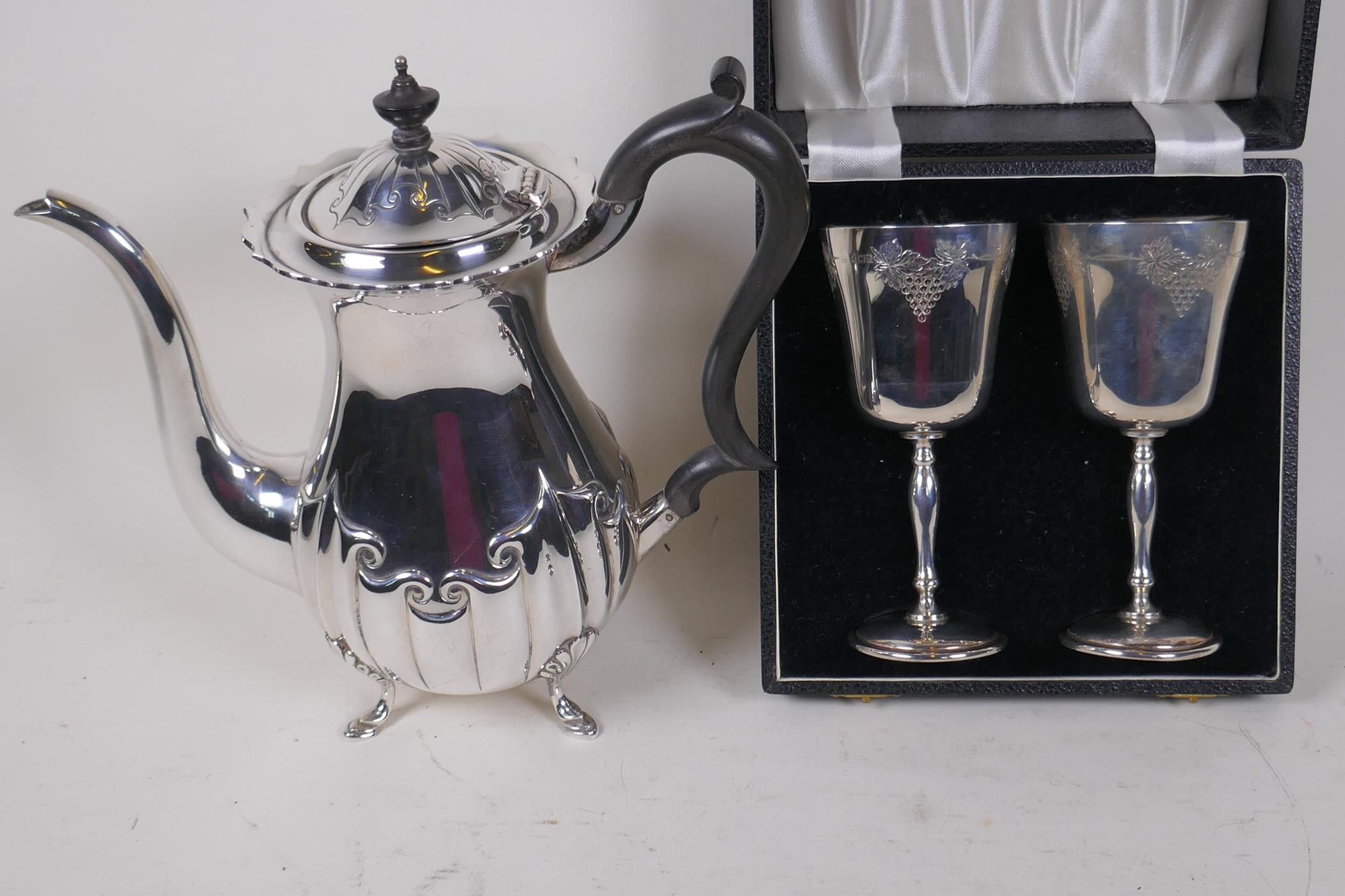 A boxed pair of hallmarked silver wine goblets, Birmingham 1966, 270g, and a Mappin and Webb