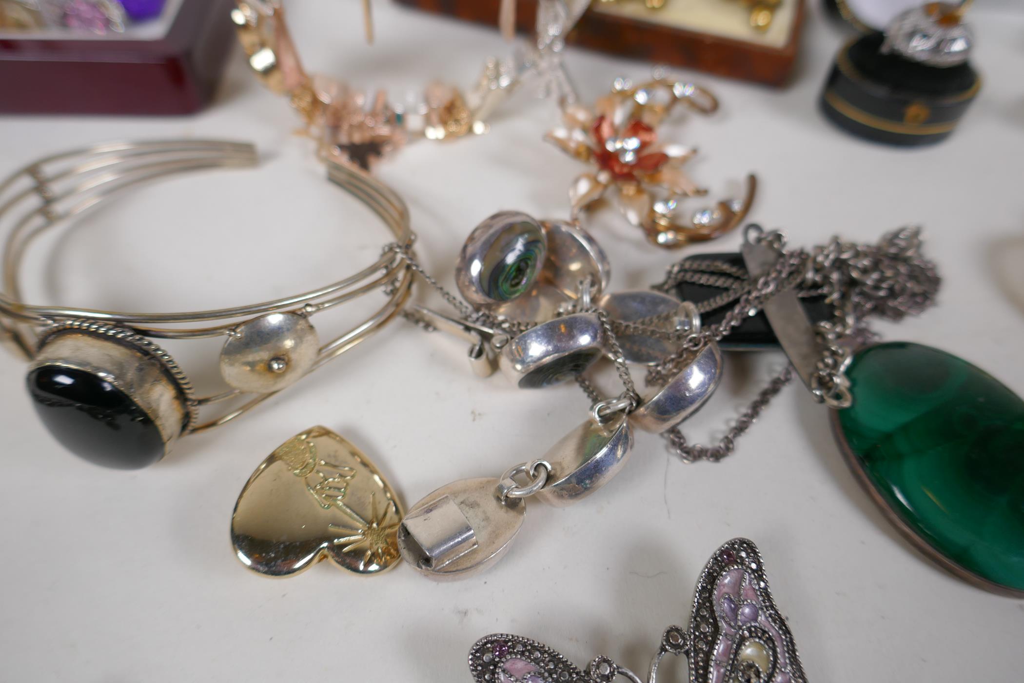 A box of good quality costume jewellery including silver - Image 6 of 9