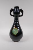 A Chinese Cizhou kiln two handled garlic head shaped vase with ribbed neck and leaf design, 32cm