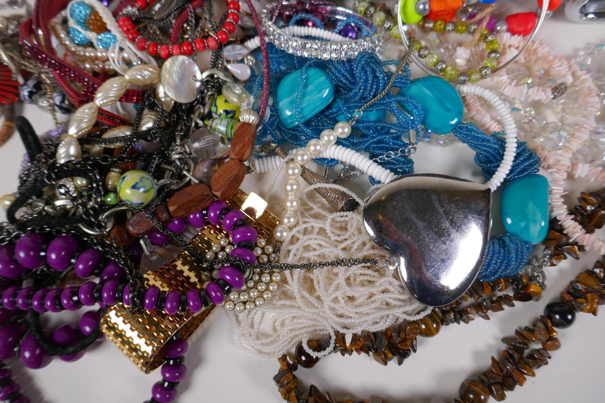 A quantity of costume jewellery in an aluminium flight case - Image 6 of 9