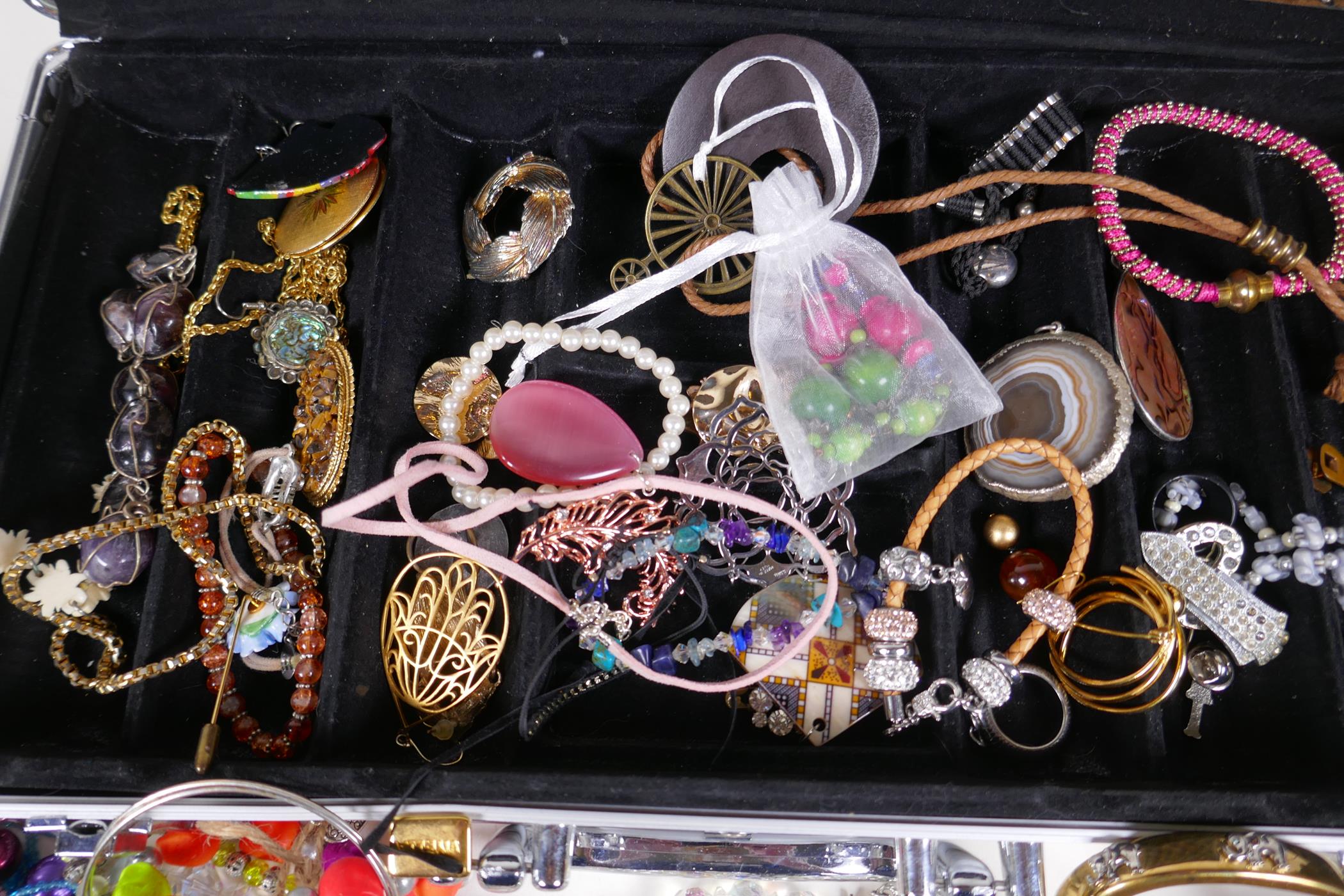 A quantity of costume jewellery in an aluminium flight case - Image 2 of 9