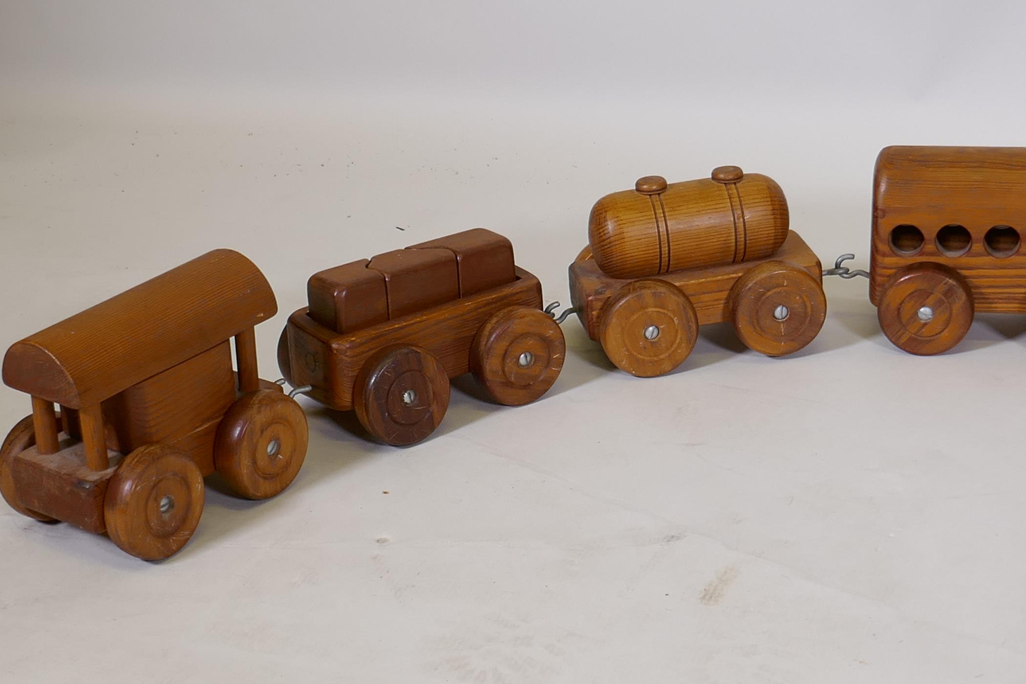 A vintage hand made wood train set, loco 24cm high, 25cm long - Image 3 of 4