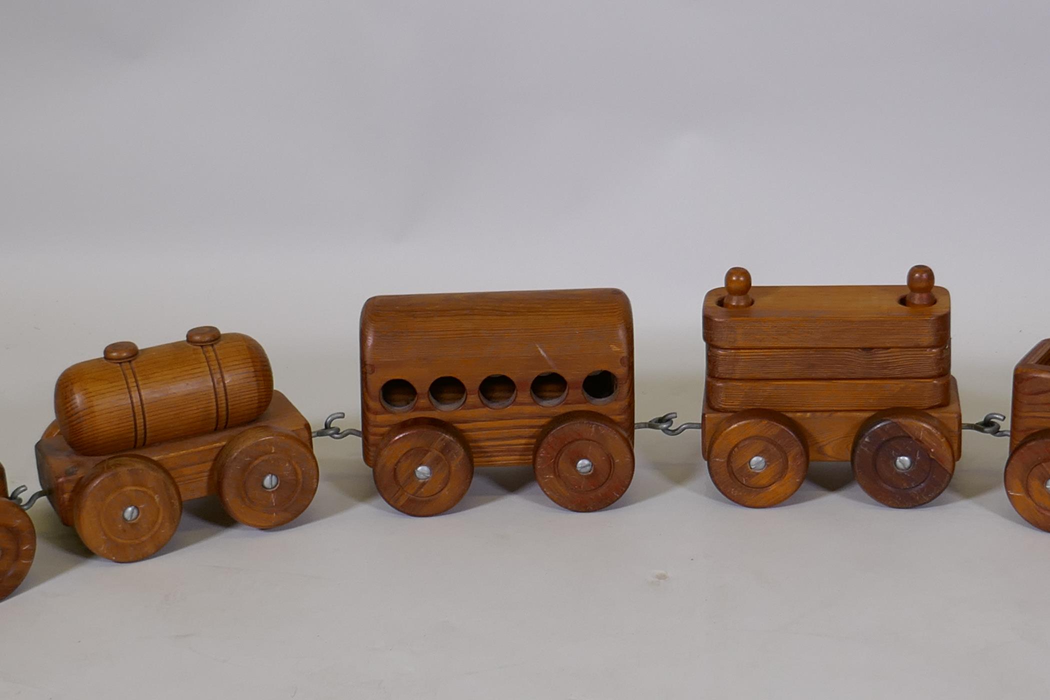 A vintage hand made wood train set, loco 24cm high, 25cm long - Image 4 of 4