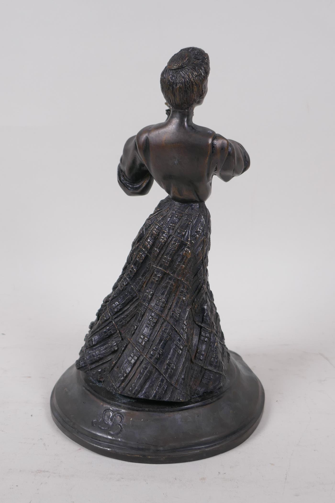 An antique bronze of an American woman in a skirt, 23cm high, AF parasol missing - Image 3 of 5