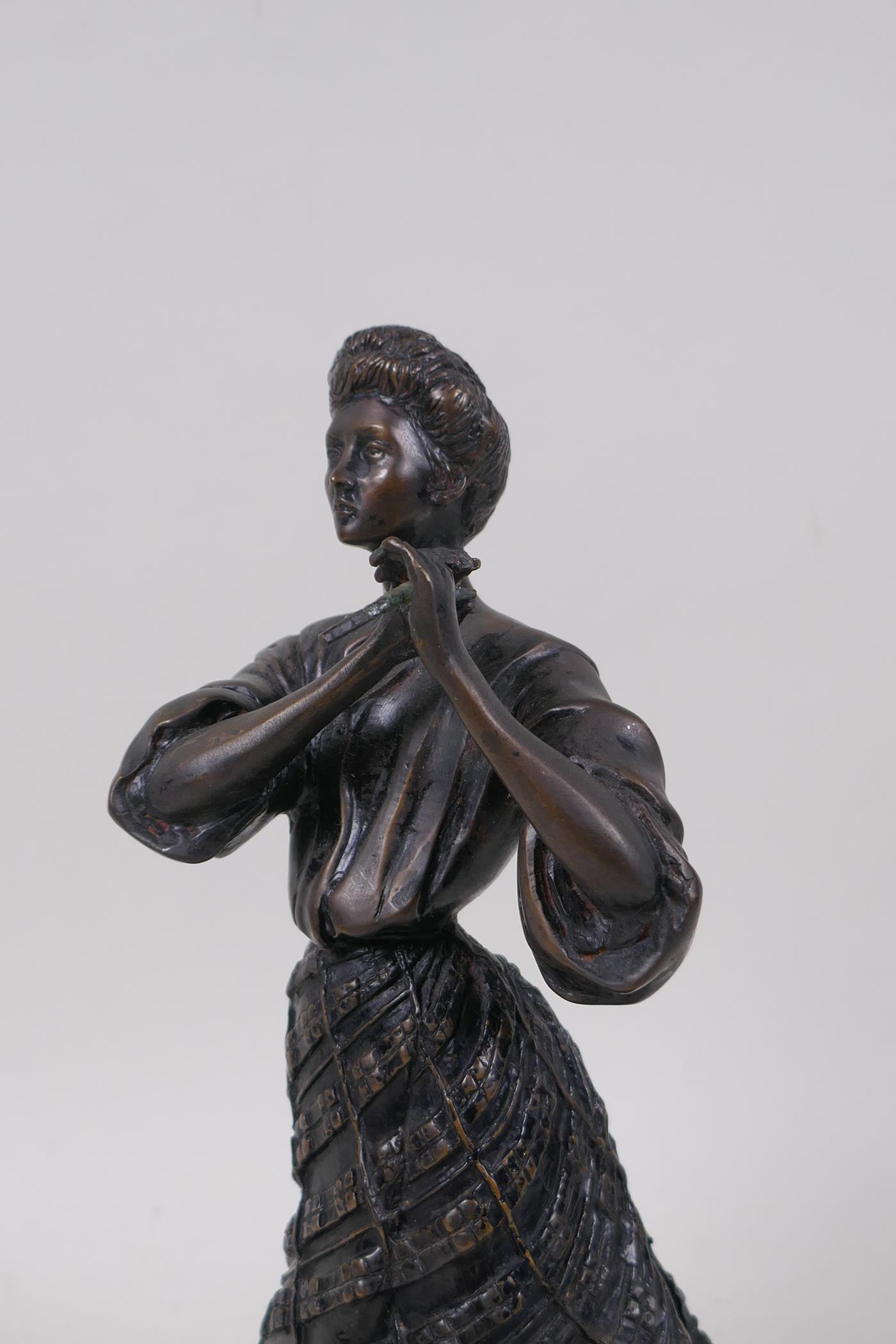 An antique bronze of an American woman in a skirt, 23cm high, AF parasol missing - Image 2 of 5
