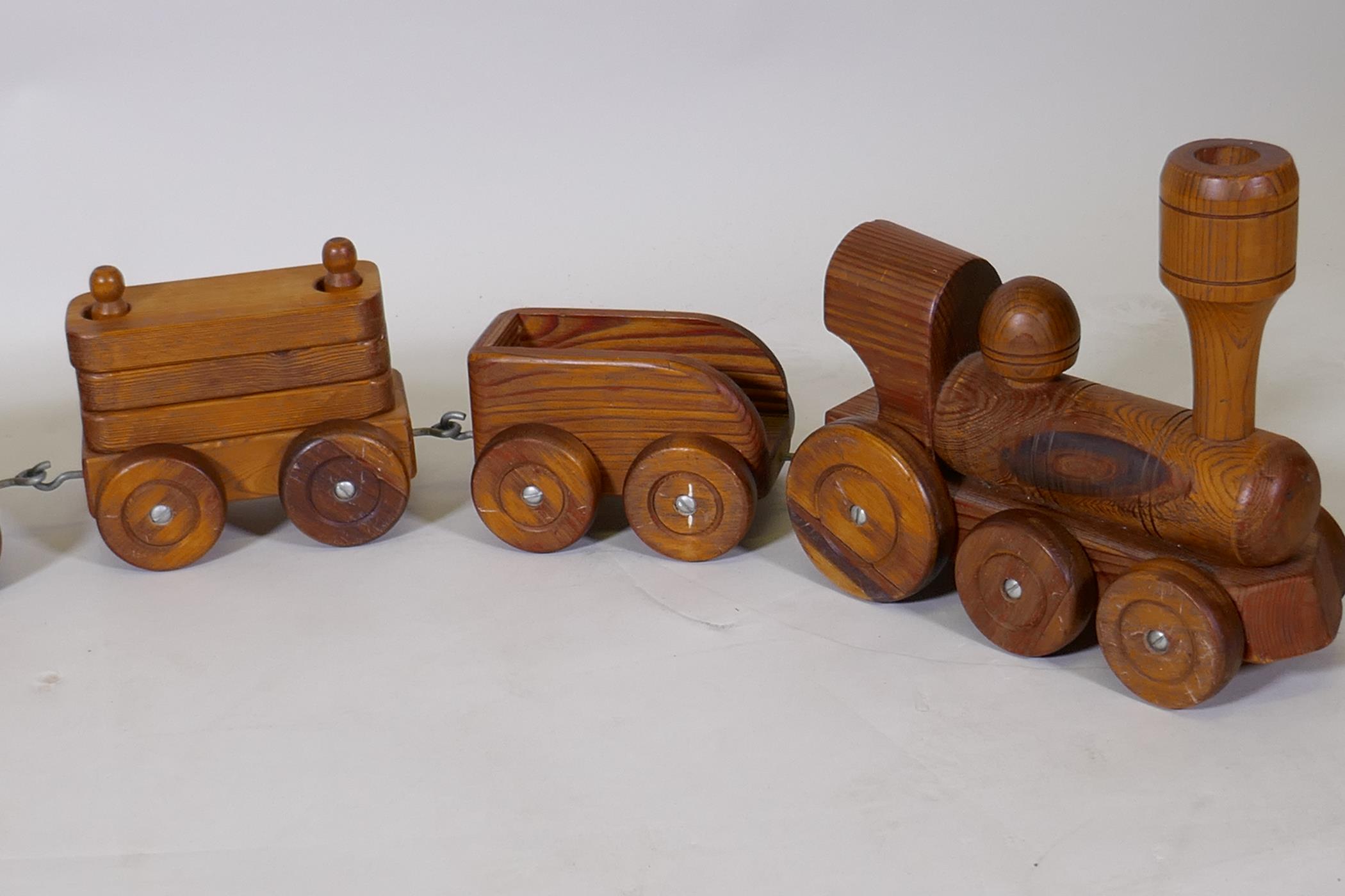 A vintage hand made wood train set, loco 24cm high, 25cm long - Image 2 of 4