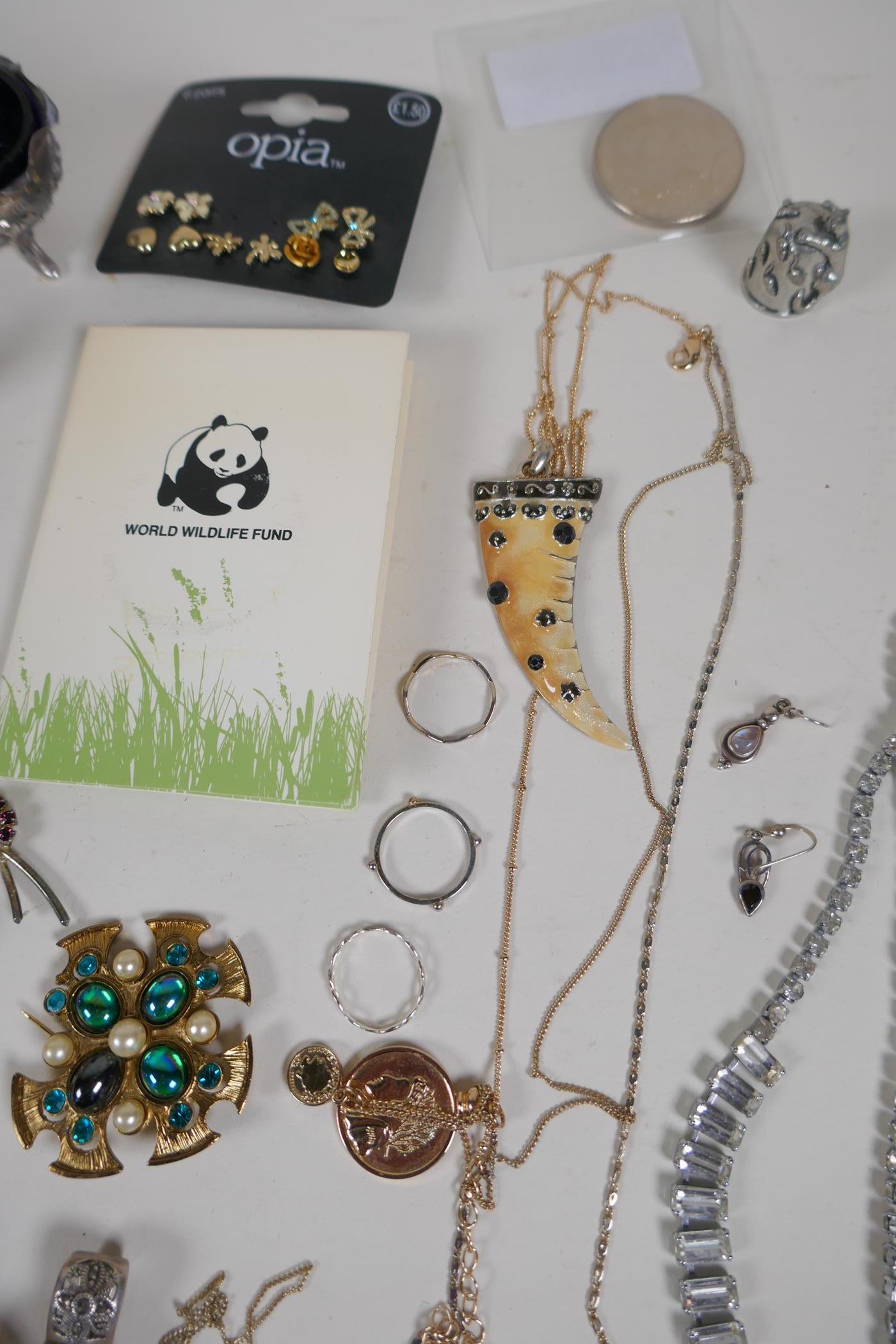 A box of good quality costume jewellery including silver - Image 9 of 9