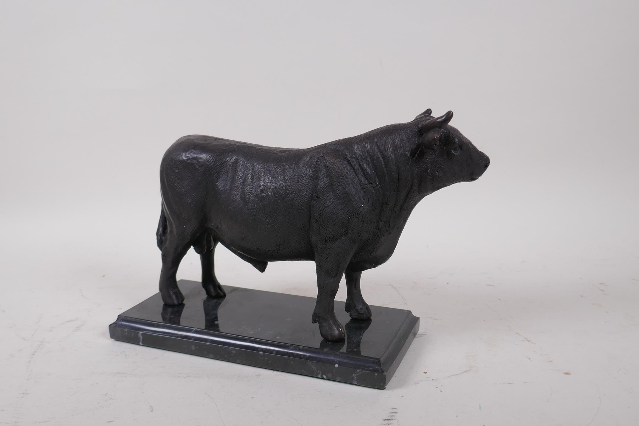 A cast bronze bull on a marble base, 26cm long - Image 3 of 3