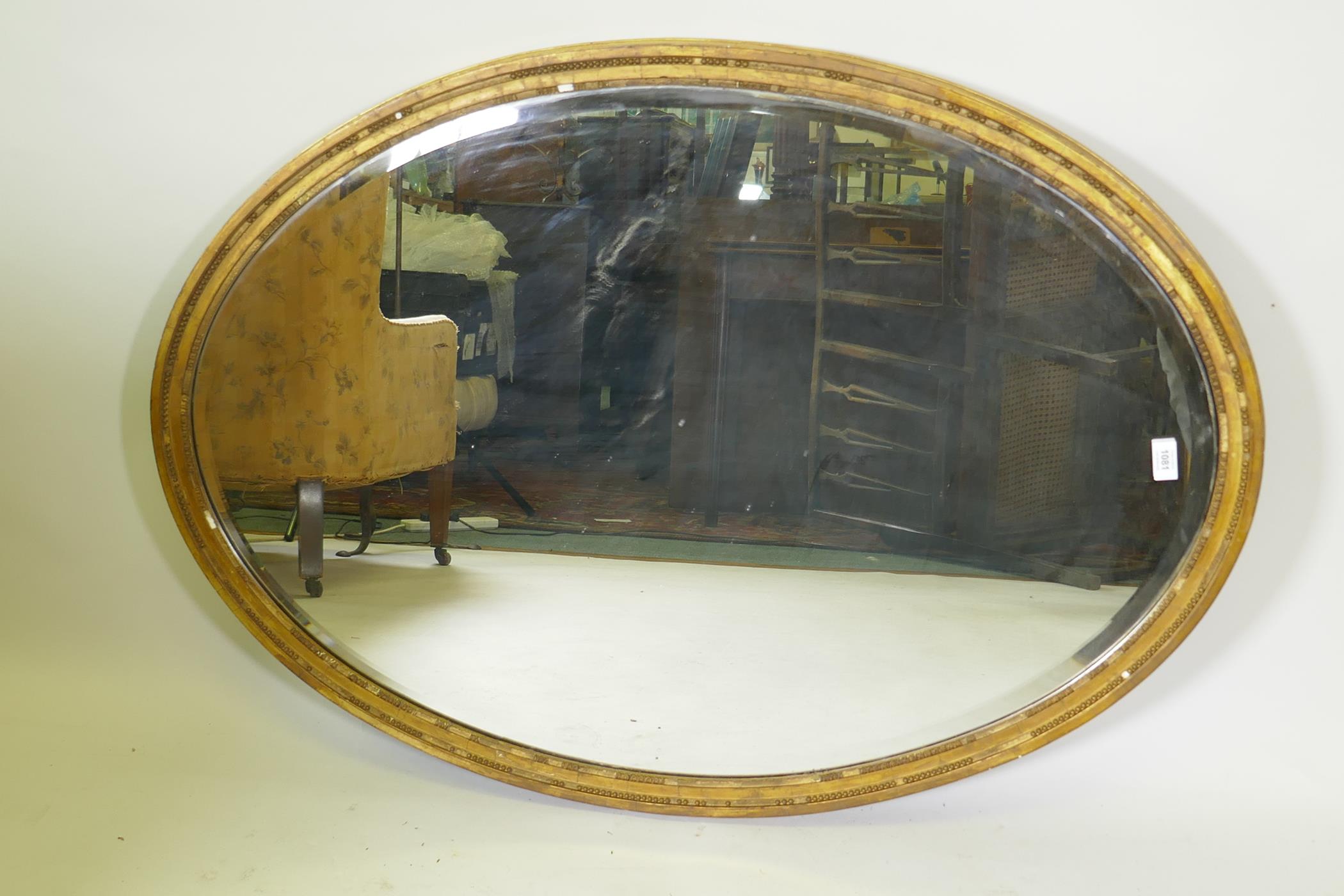 A Victorian giltwood oval wall mirror with bevelled glass, 117 x 82 cm