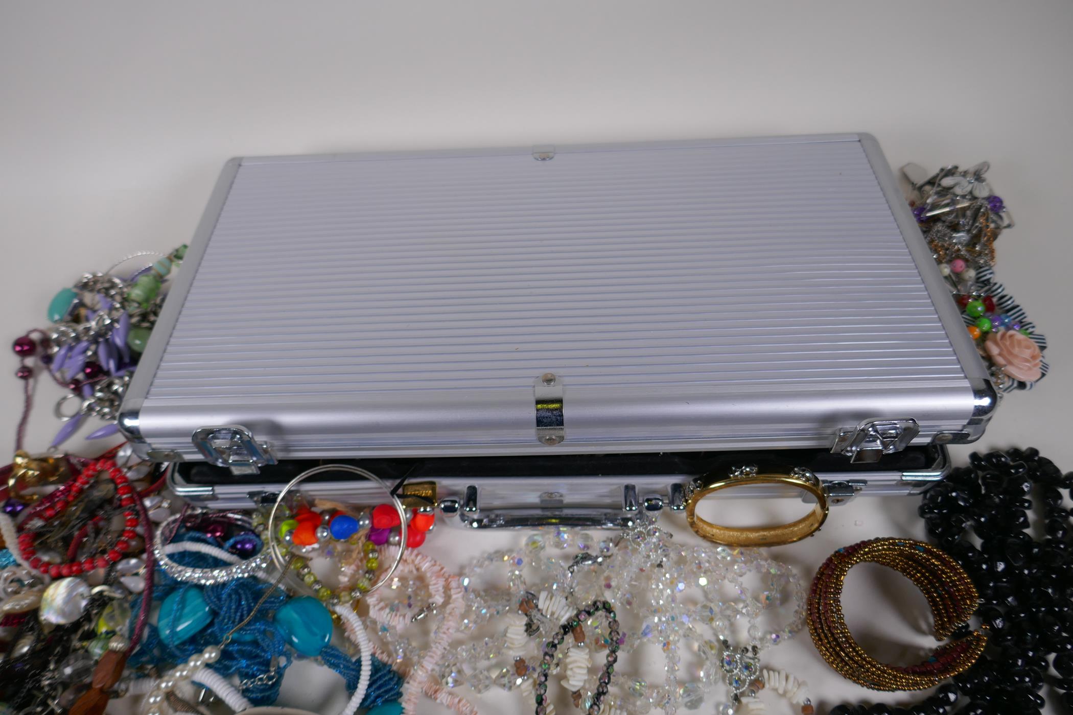 A quantity of costume jewellery in an aluminium flight case - Image 9 of 9