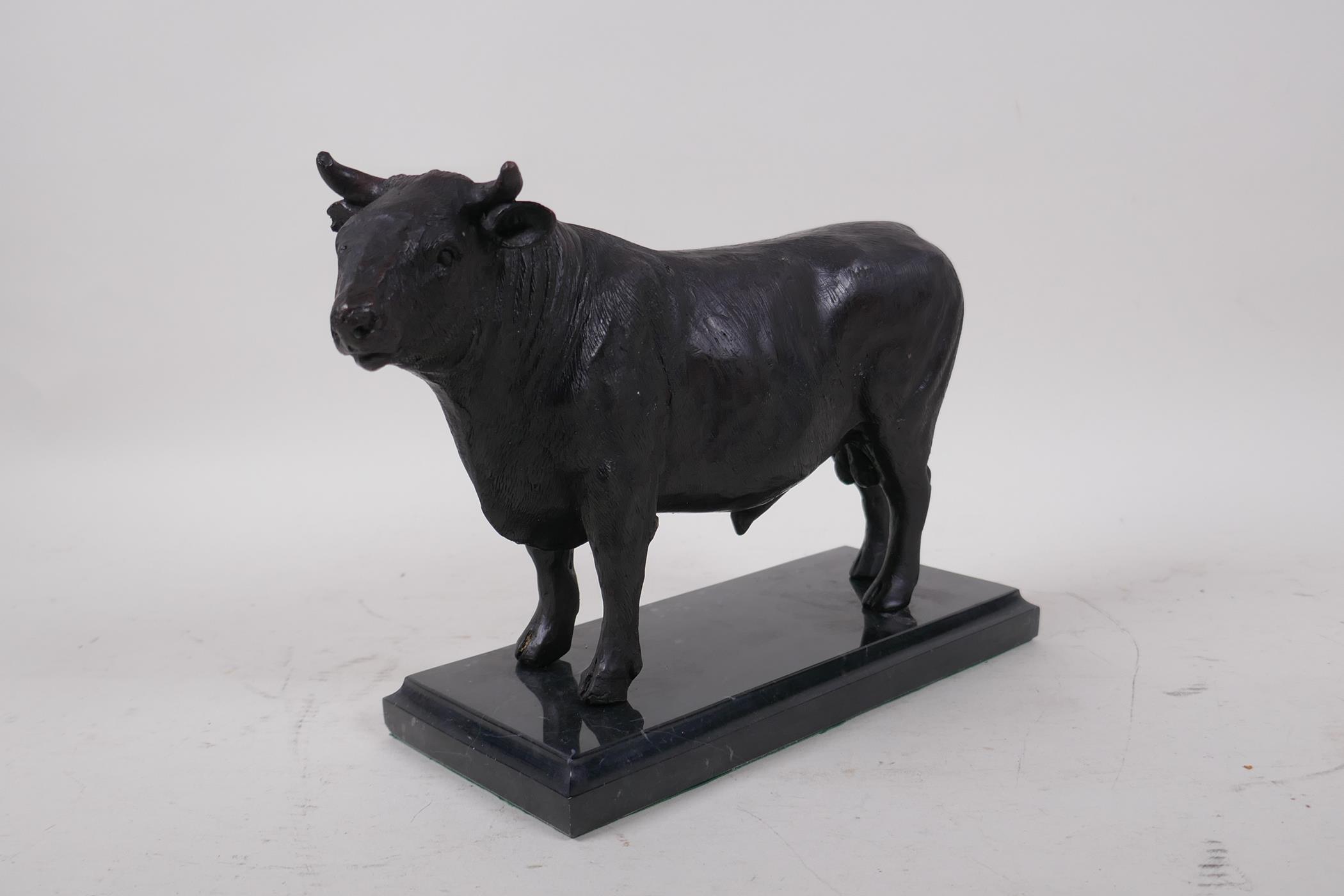 A cast bronze bull on a marble base, 26cm long - Image 2 of 3