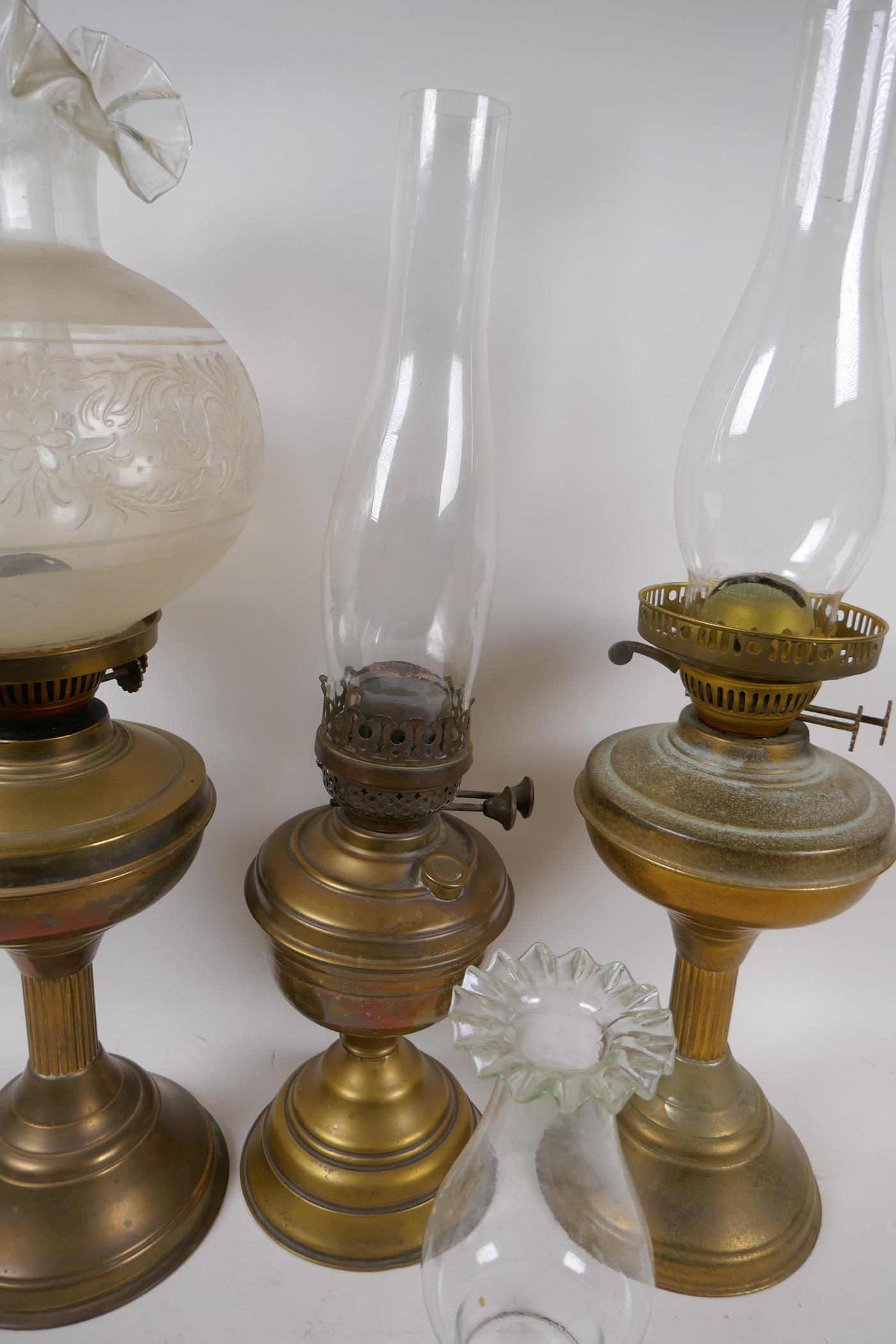 A near pair of brass column oil lamps and another similar, with one engraved shade and various - Image 3 of 4