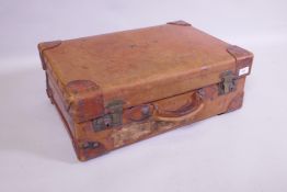 An antique leather suitcase, 40 x 58 x 23cm