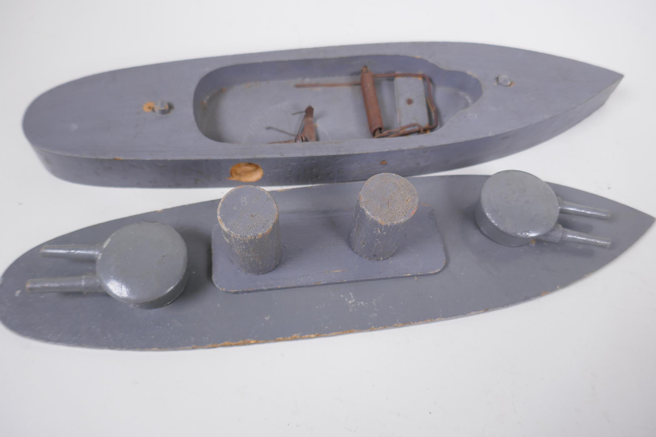 A wooden toy model of a battleship and submarine by Schoenhut, c1914, battleship 29cm, missing - Image 4 of 5