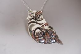 A sterling silver owl brooch/pendant necklace, 4cm long