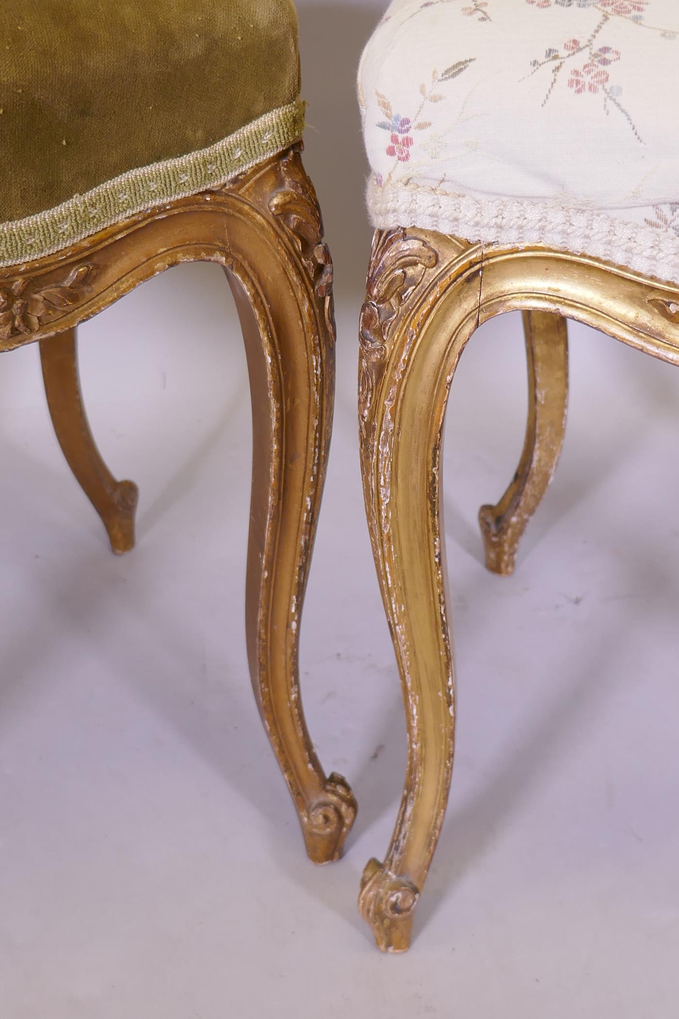A pair of late C19th/early C20th French carved giltwood side chairs, raised on cabriole supports - Image 4 of 4