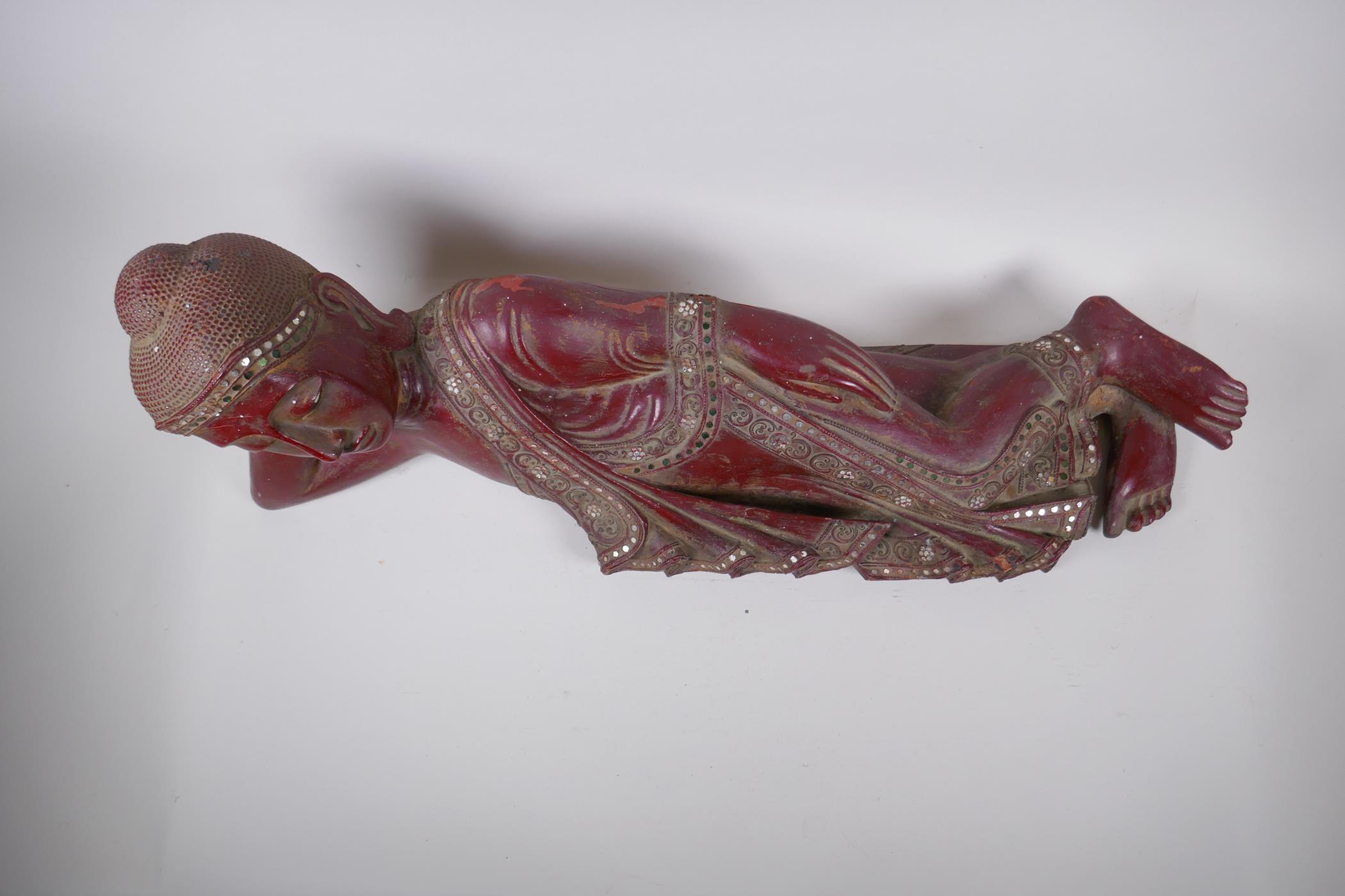 An antique Burmese carved and lacquered wood reclining figure of Buddha, 78cm long - Image 3 of 7