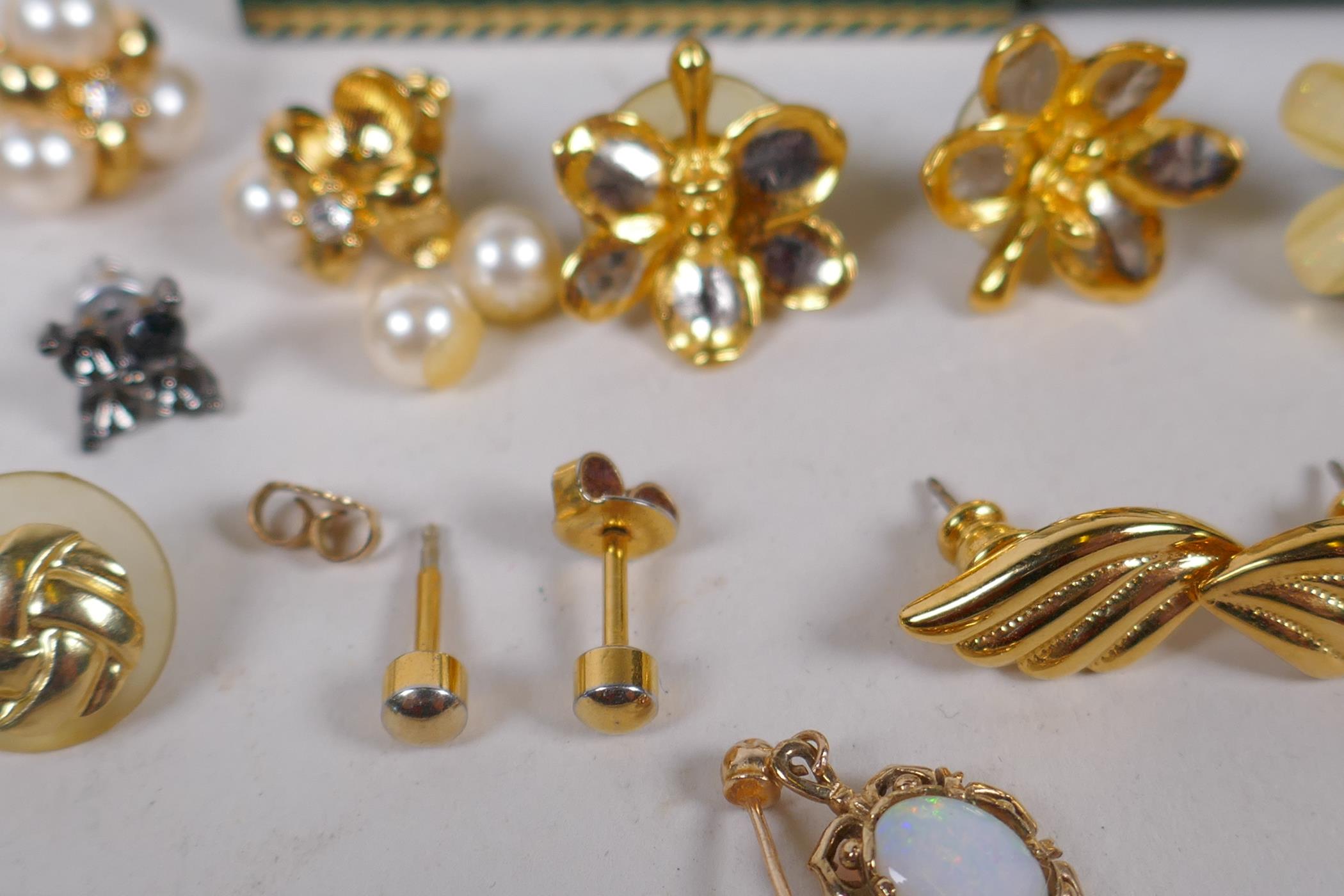 A pair of 10ct gold leaf pattern earrings, 3.2g, and a collection of gilt metal earrings including - Image 4 of 7