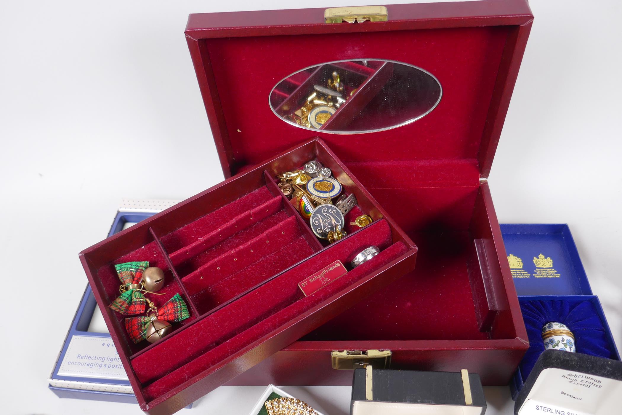 A leather jewellery box and a quantity of costume jewellery - Image 6 of 7