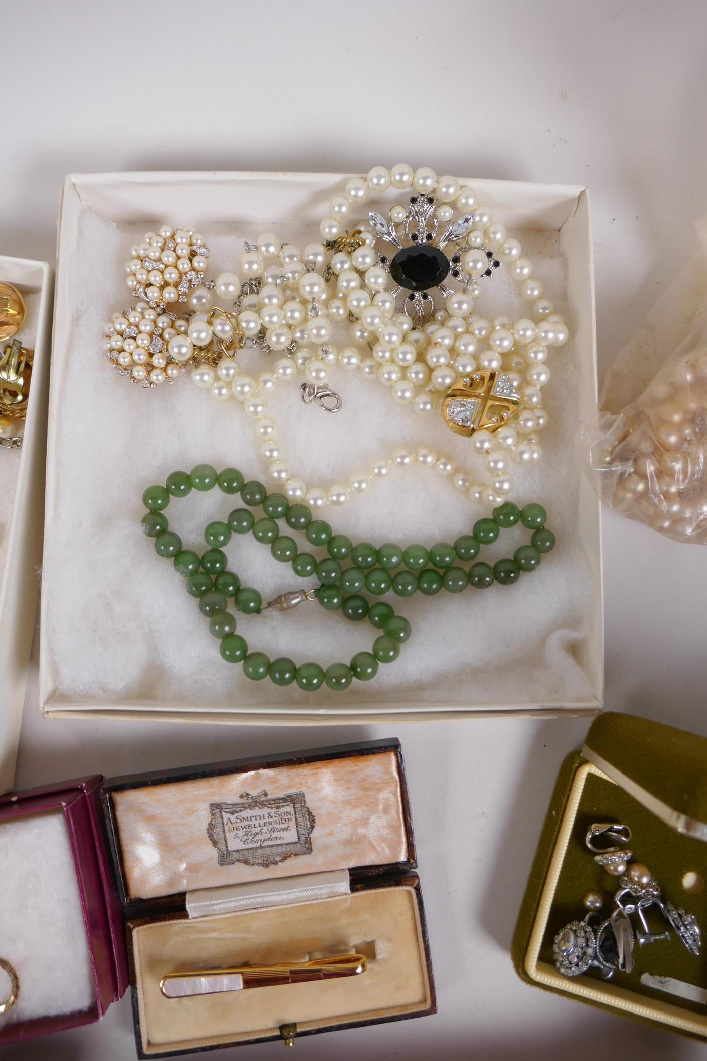 A quantity of good quality costume jewellery including jade bead necklace, chain link evening purse, - Image 3 of 8