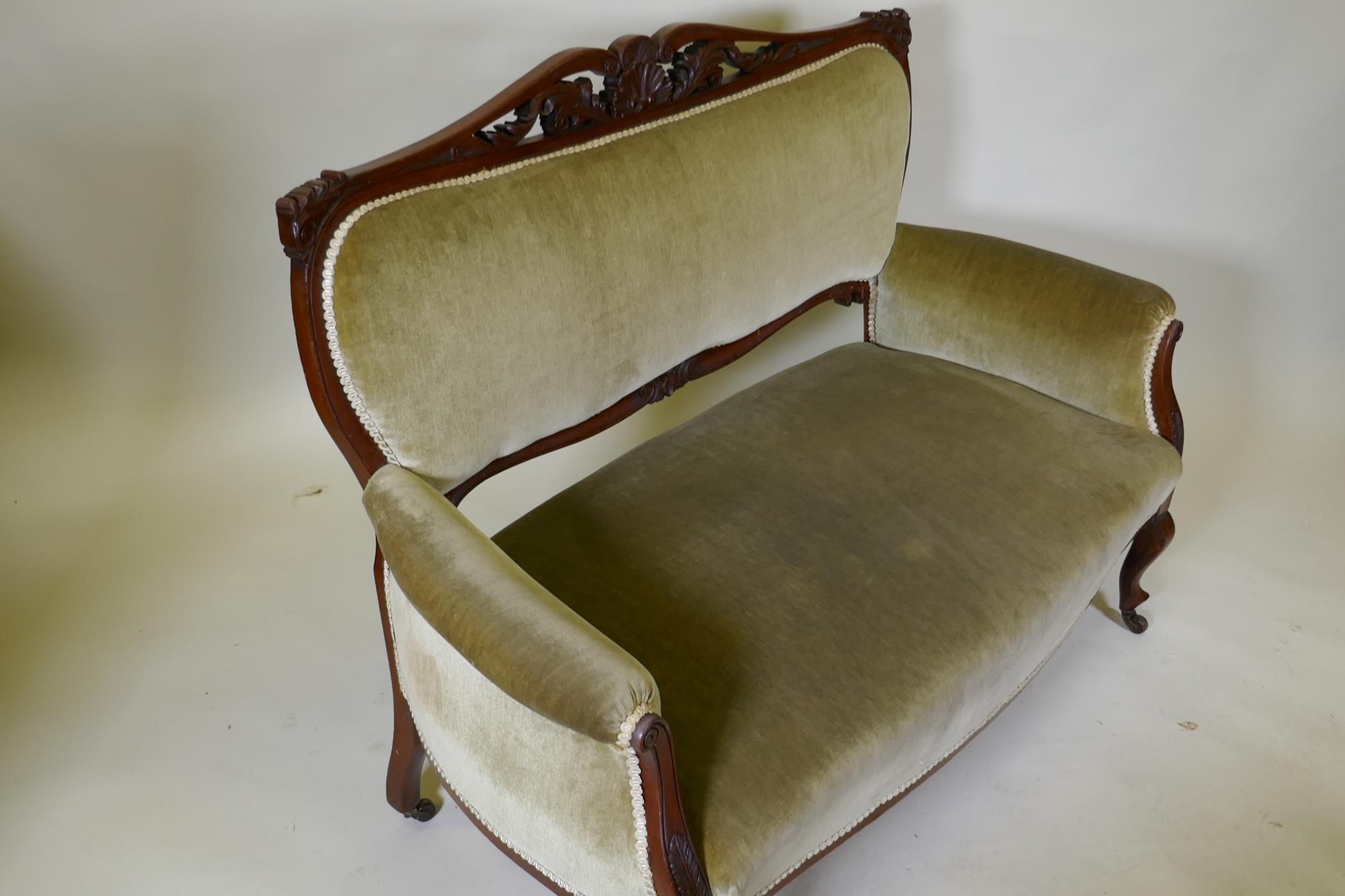 A C19th mahogany settee with carved and pierced detail and cabriole legs, possibly Berkey & Gay - Image 4 of 5