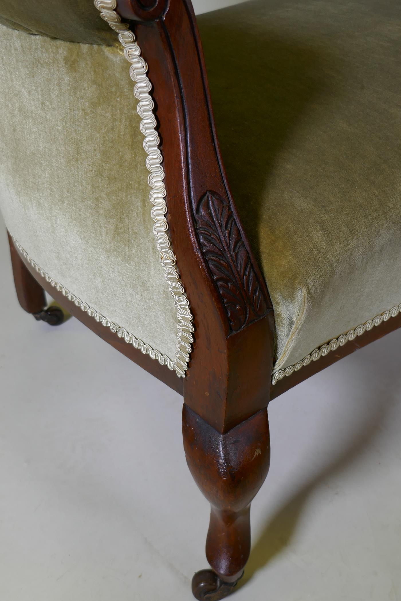 A C19th mahogany settee with carved and pierced detail and cabriole legs, possibly Berkey & Gay - Image 5 of 5