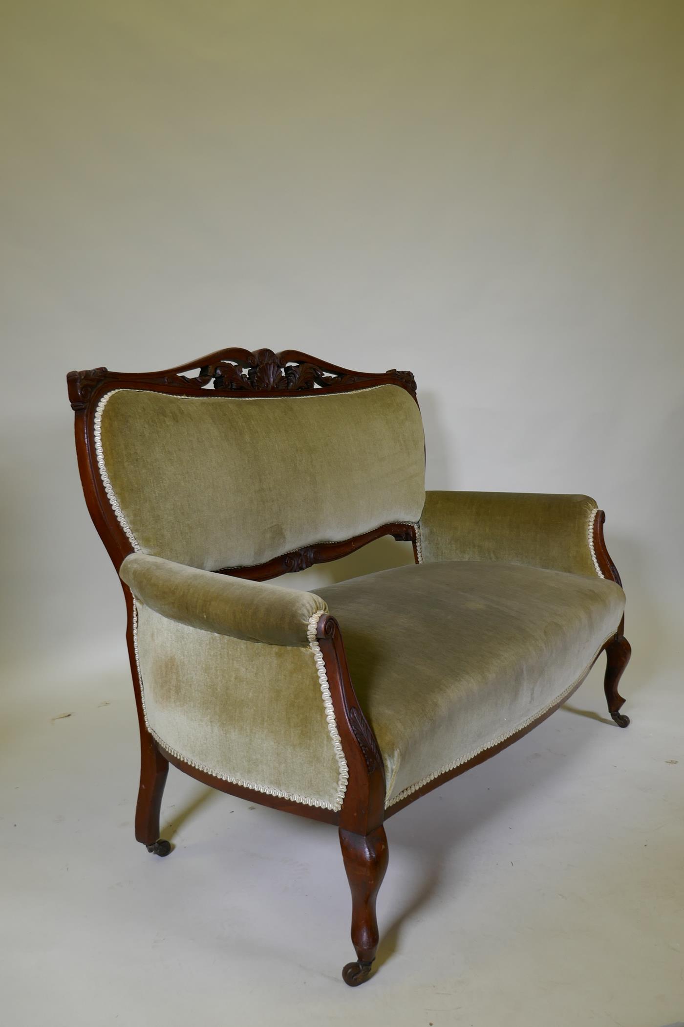 A C19th mahogany settee with carved and pierced detail and cabriole legs, possibly Berkey & Gay - Image 3 of 5