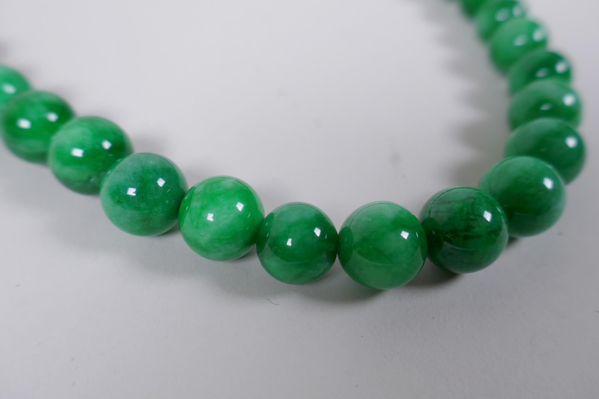 An apple jade bead necklace, 45cm long - Image 2 of 2