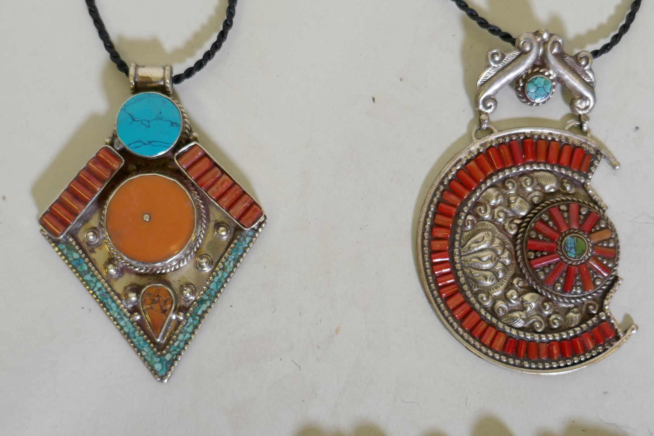 Four white metal pendants inset with coral and turquoise mosaic beads, 7cm long, and a bead necklace - Image 3 of 6