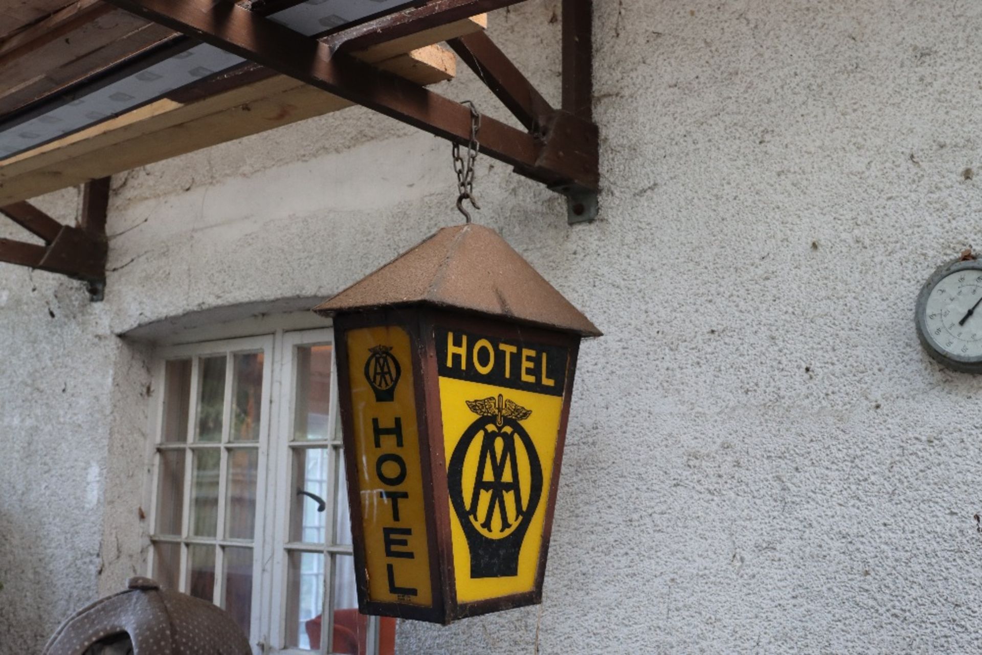 An AA (Automobile Association) hotel hanging light sign - Bild 4 aus 5