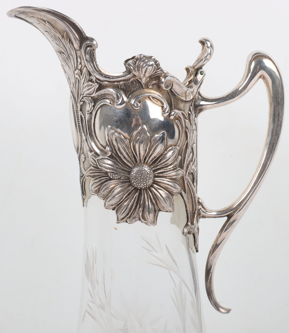 An Art Nouveau style silver and glass claret jug - Bild 5 aus 10