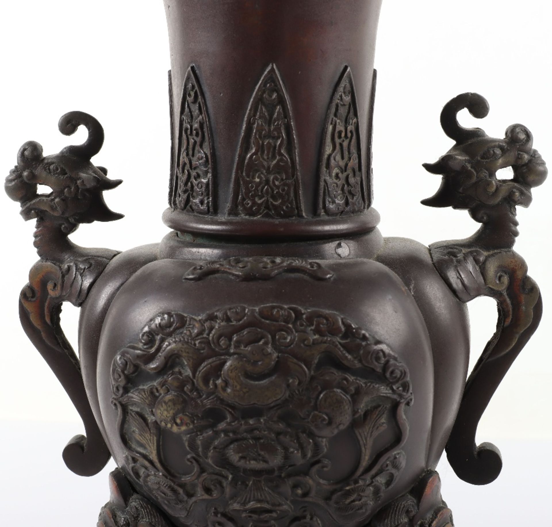 A Chinese archaic bronze vase on stand - Bild 7 aus 8