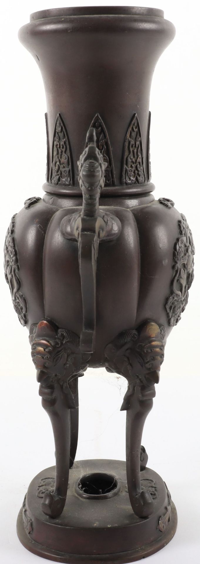 A Chinese archaic bronze vase on stand - Bild 5 aus 8