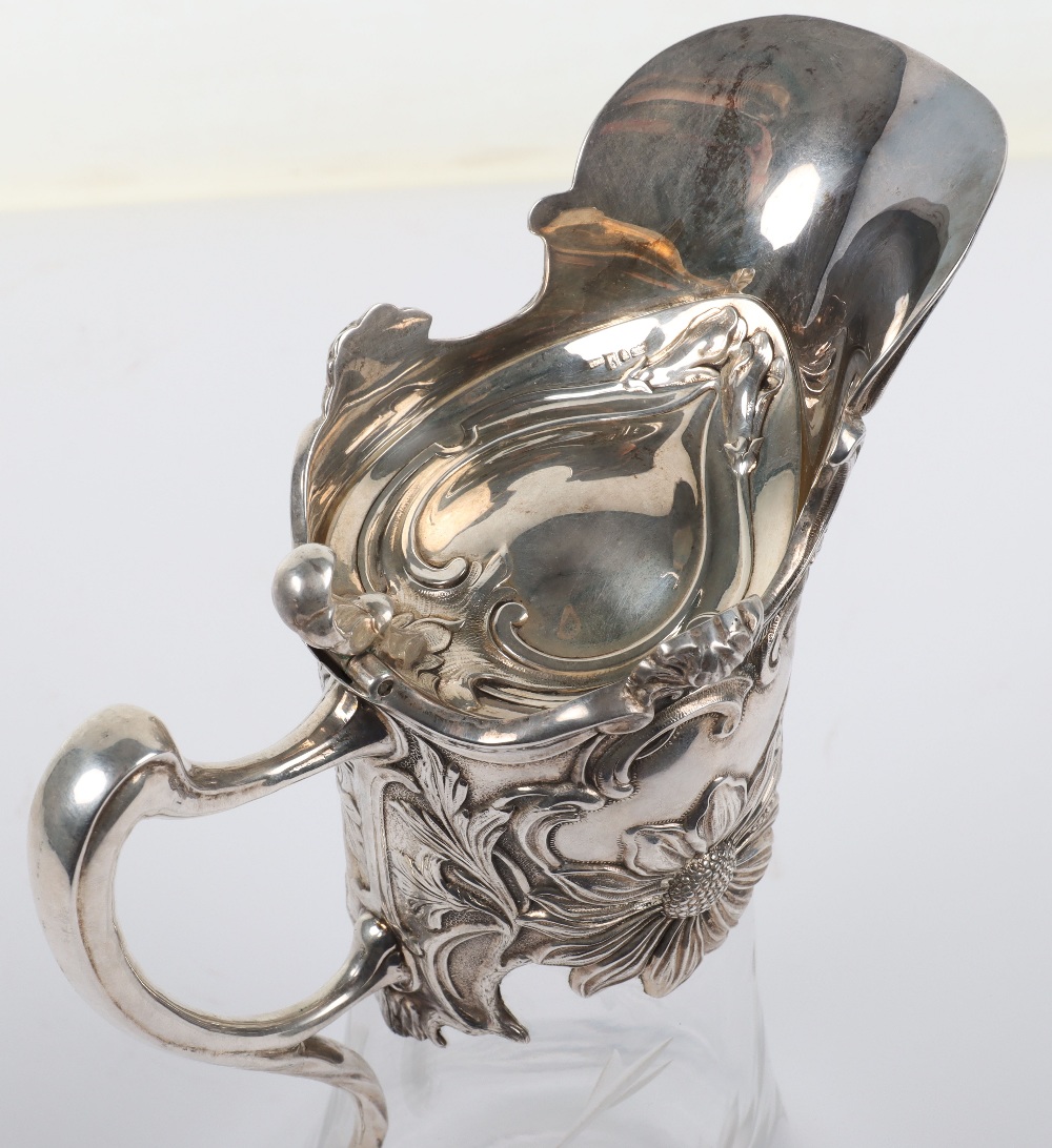 An Art Nouveau style silver and glass claret jug - Bild 8 aus 10