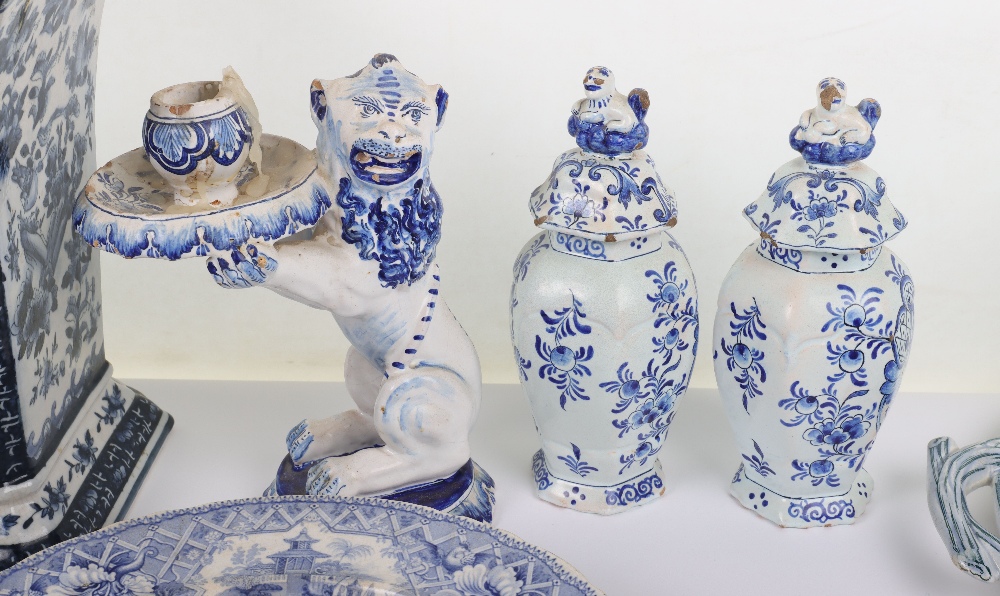 A pair of Delft lidded vases, signed WK 600 to base, 19cmH - Bild 2 aus 8