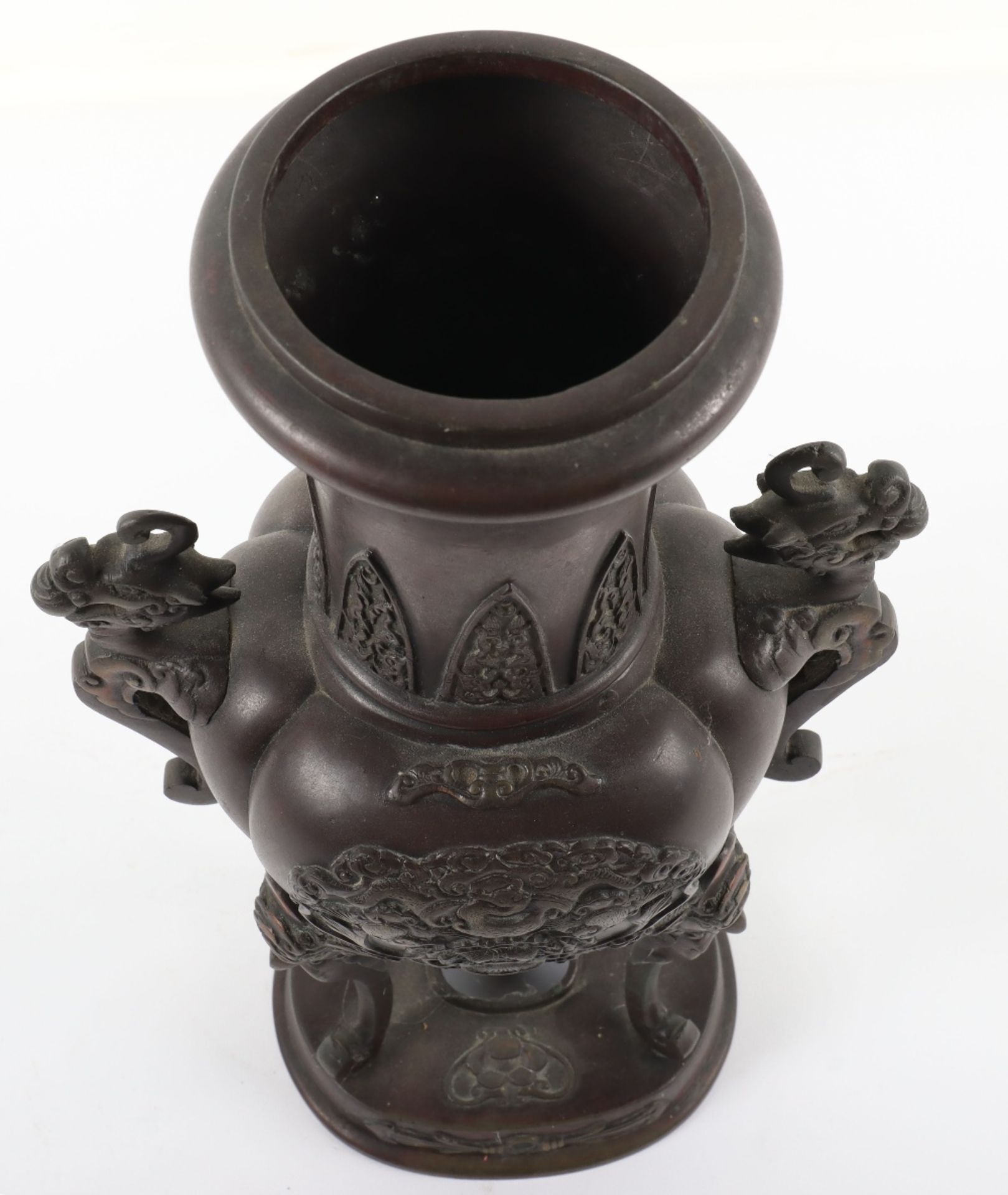 A Chinese archaic bronze vase on stand - Bild 6 aus 8
