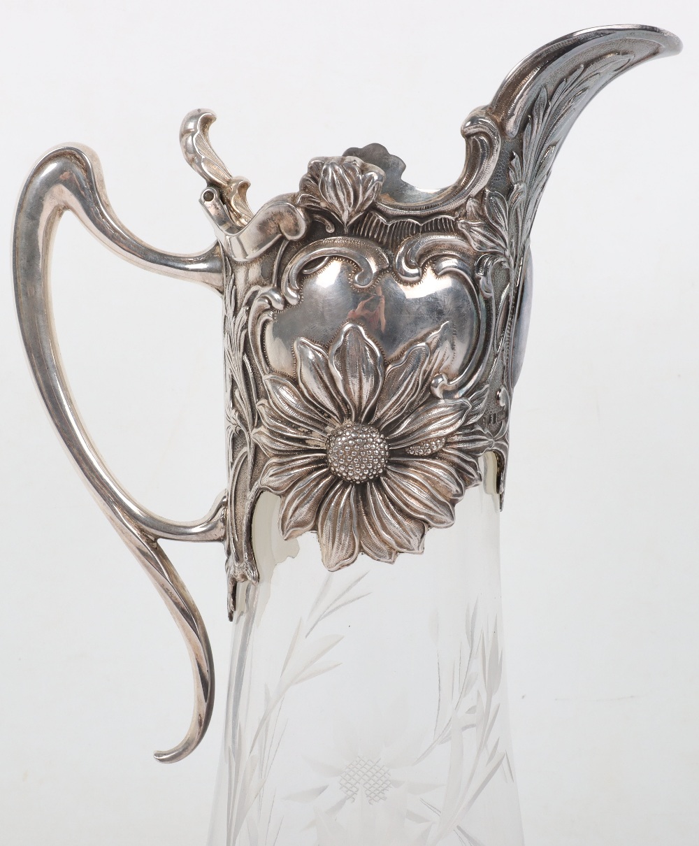 An Art Nouveau style silver and glass claret jug - Bild 2 aus 10