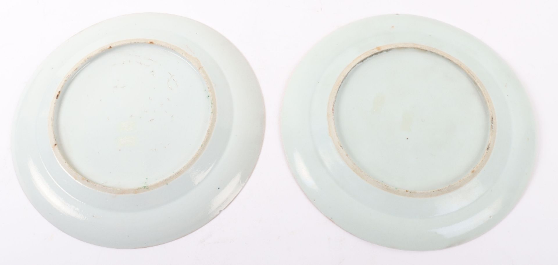 A pair of early 20th century Chinese Canton famille rose plates - Bild 2 aus 2