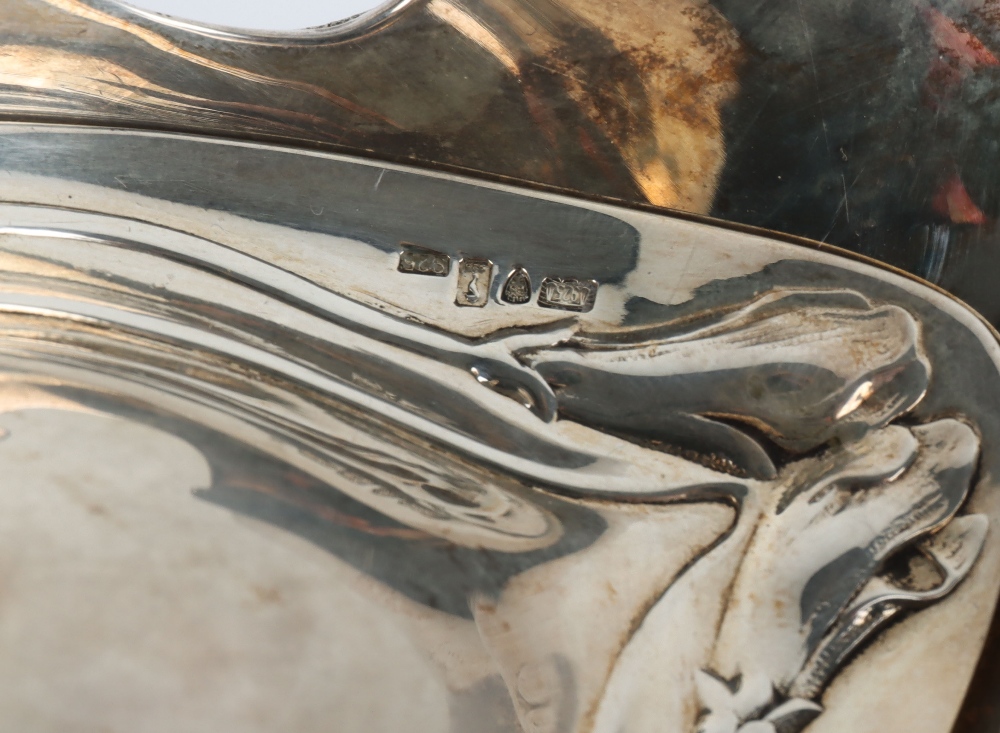 An Art Nouveau style silver and glass claret jug - Bild 9 aus 10
