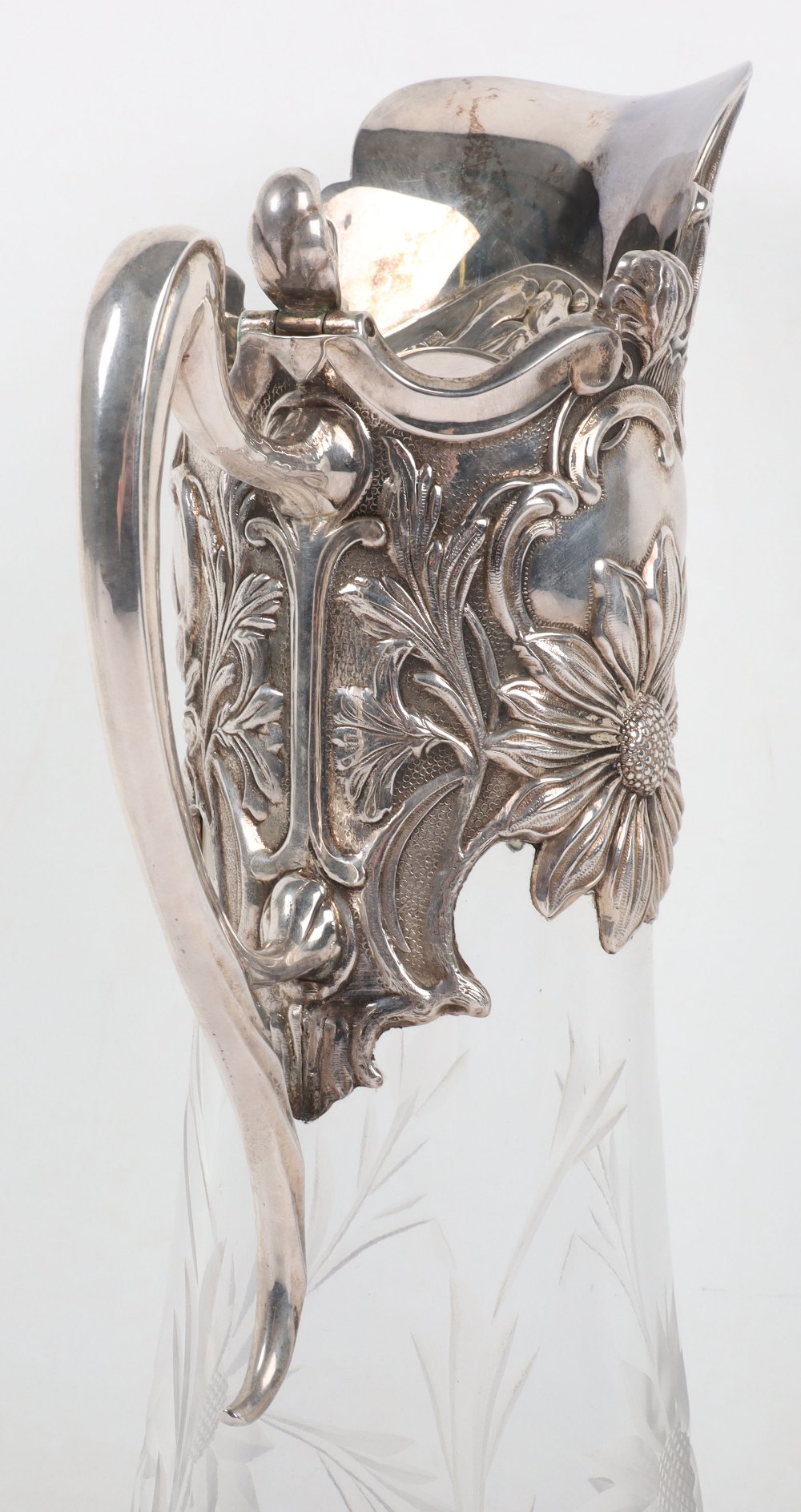 An Art Nouveau style silver and glass claret jug - Bild 6 aus 10