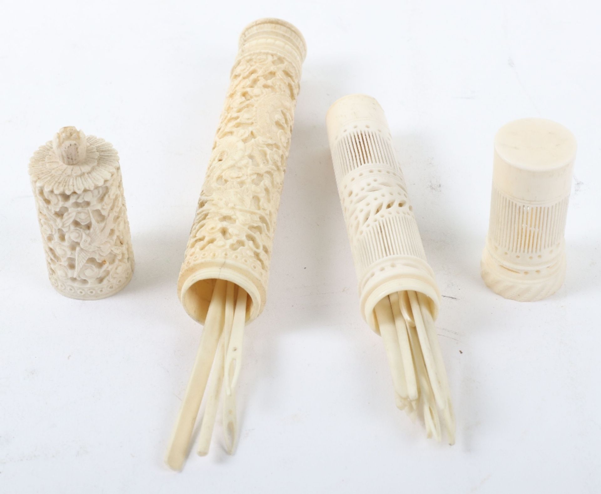 A Chinese 19th century Cantonese carved ivory needle case, with needles within - Bild 2 aus 3