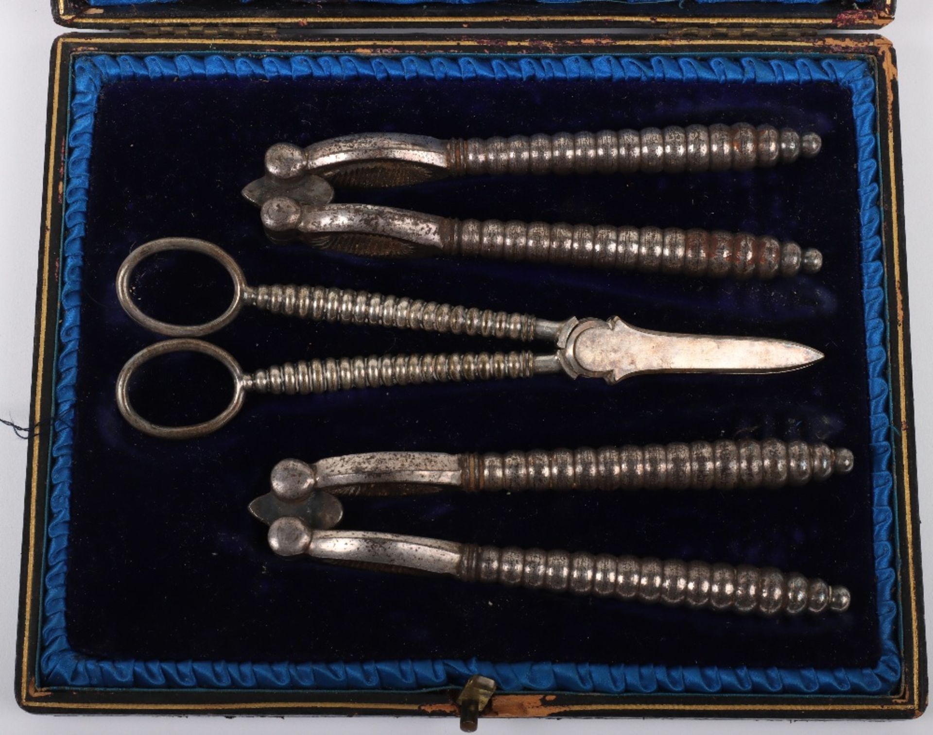 A set of three Victorian grape scissors and nut crackers - Bild 6 aus 6