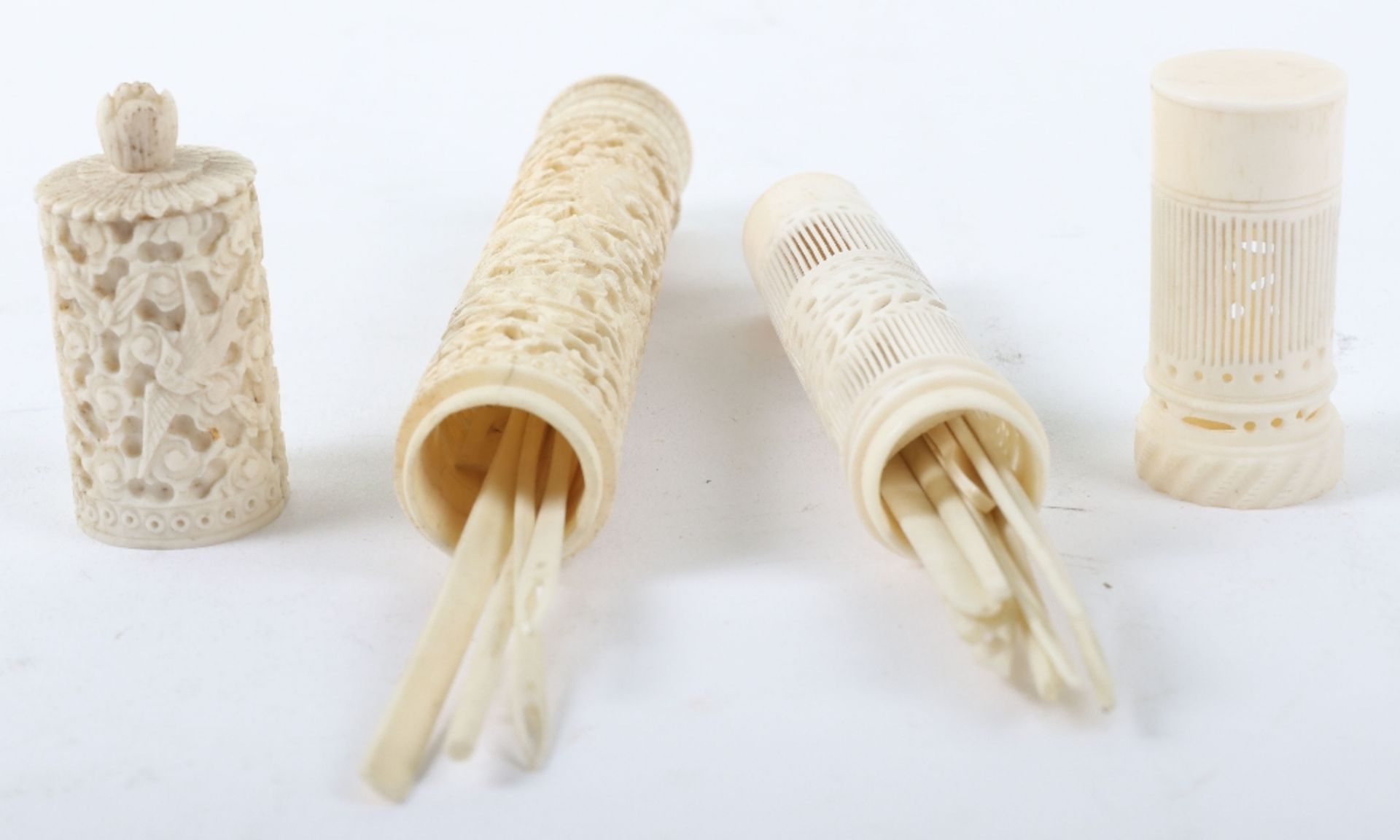 A Chinese 19th century Cantonese carved ivory needle case, with needles within - Bild 3 aus 3