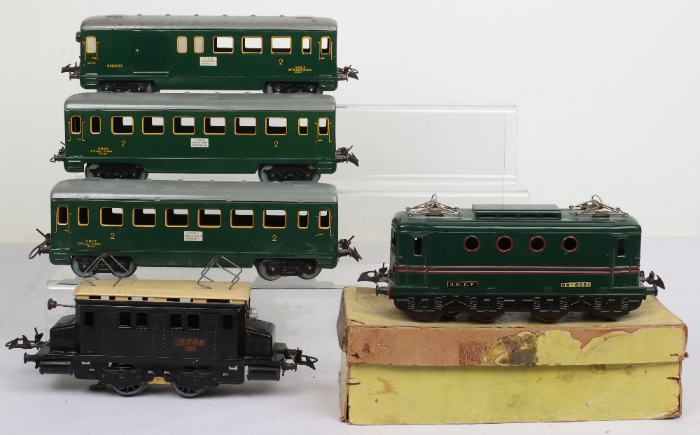 French Hornby Series 0 gauge locomotive and coaches