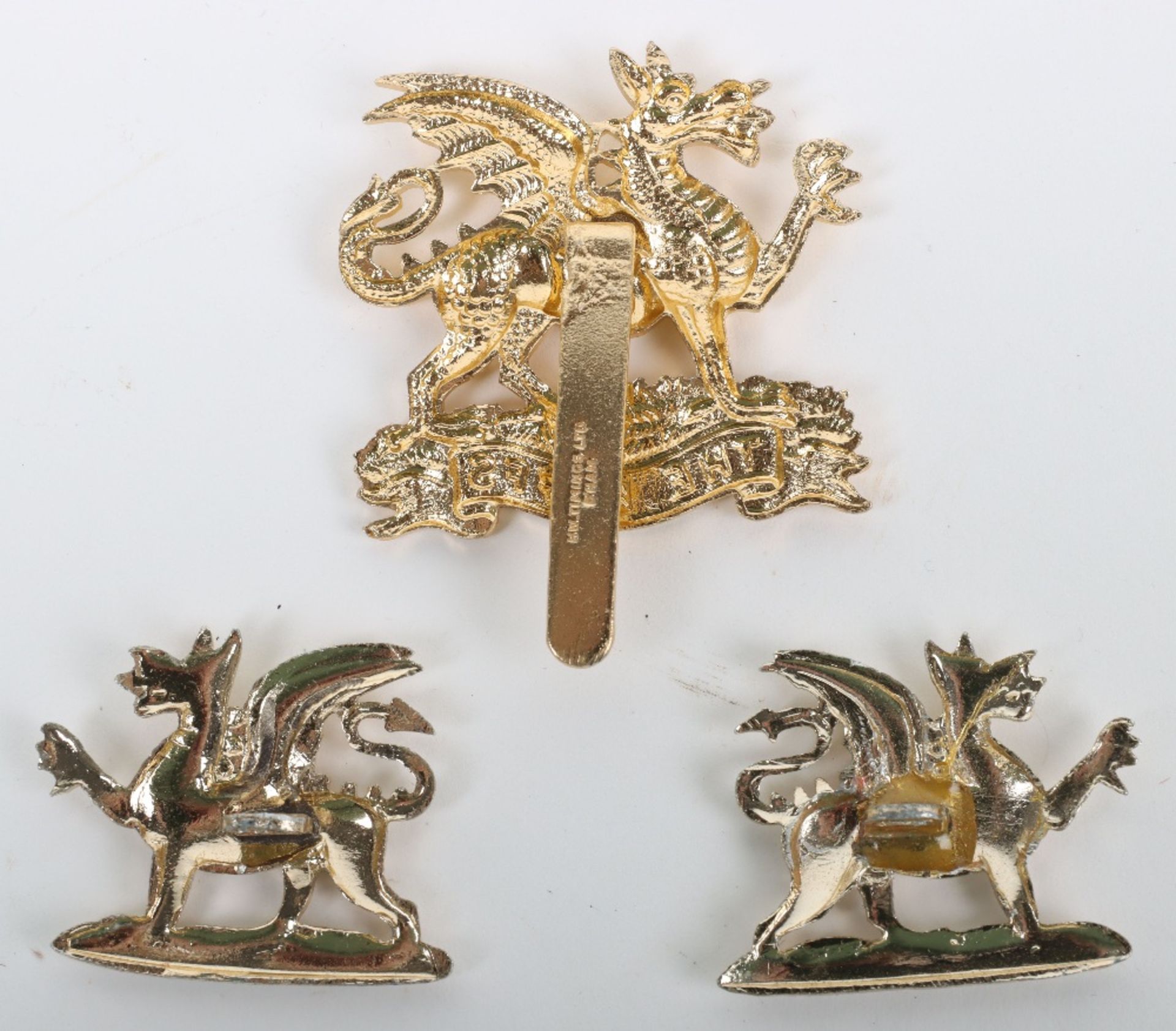 The Buffs East Kent Regiment Anodised Cap and Collar Badge Set - Image 2 of 3