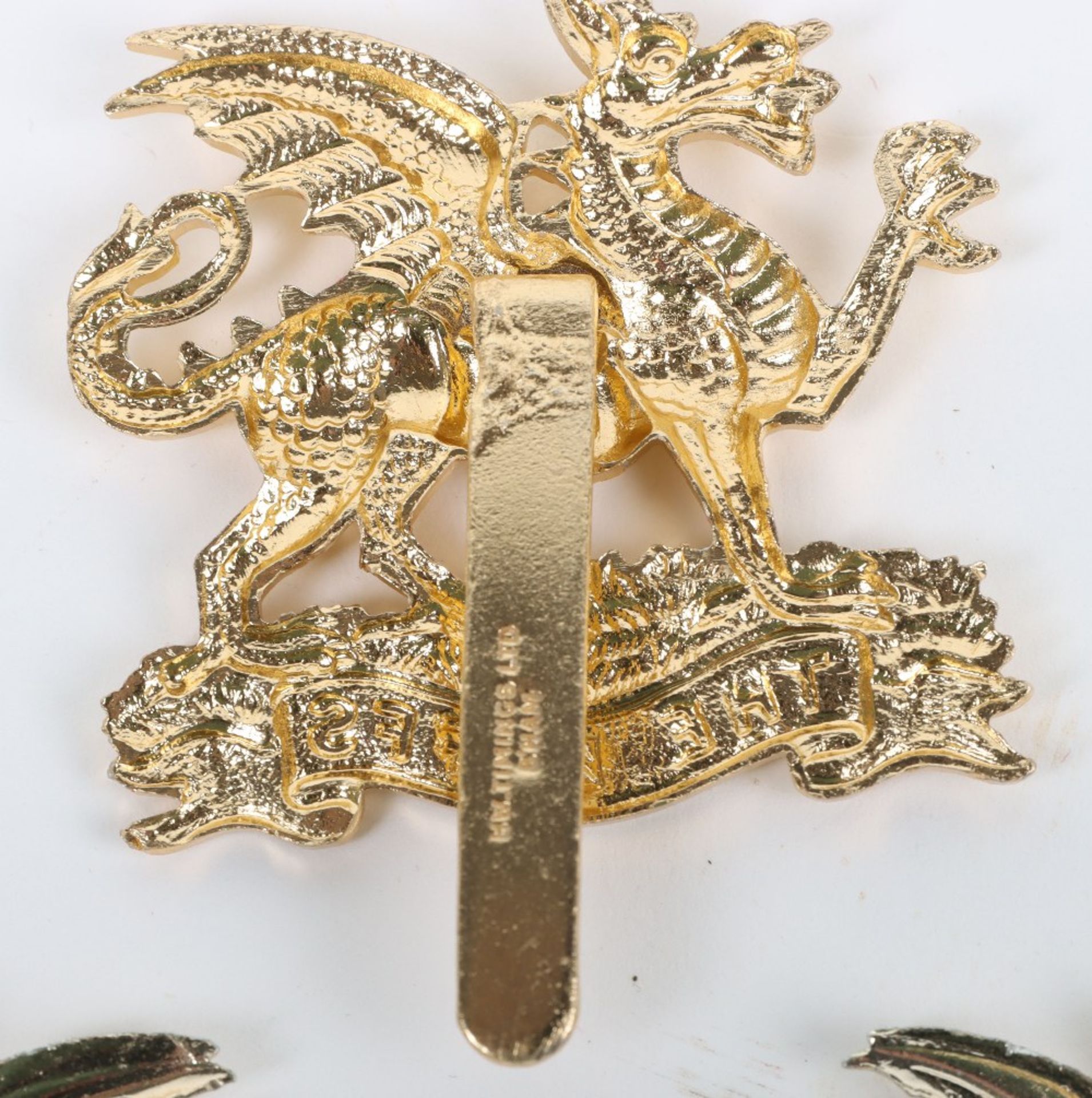 The Buffs East Kent Regiment Anodised Cap and Collar Badge Set - Image 3 of 3