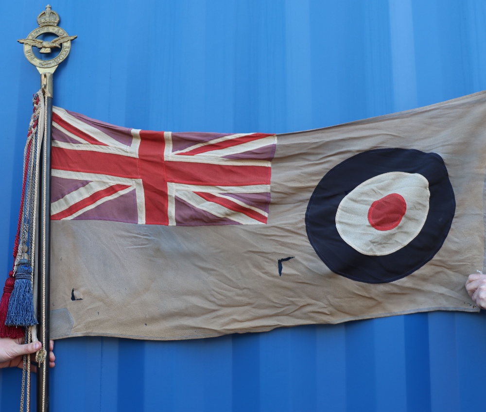 Royal Air Force Ceremonial Ensign on Pole - Bild 4 aus 6